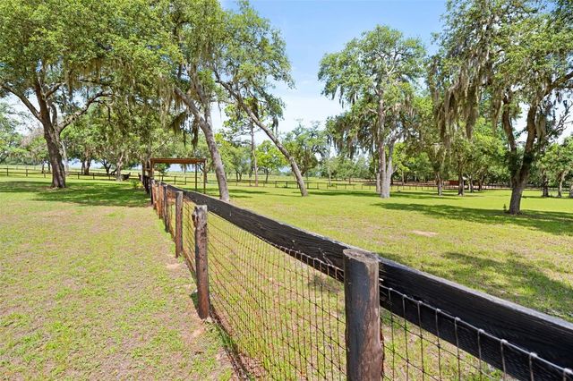 19509 PASO FINO WAY, Dade City, FL 33523