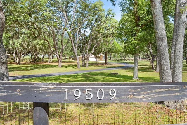 19509 PASO FINO WAY, Dade City, FL 33523