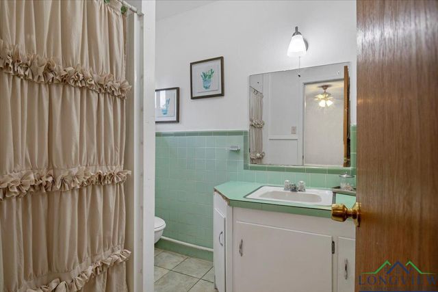 11050 Oak St, New London, TX 75682