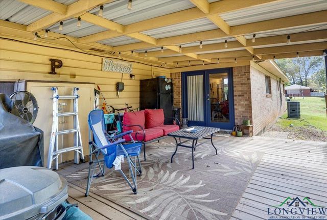 11050 Oak St, New London, TX 75682