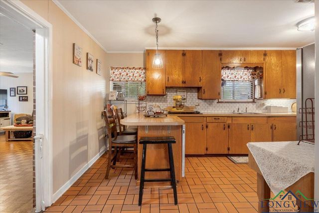 11050 Oak St, New London, TX 75682