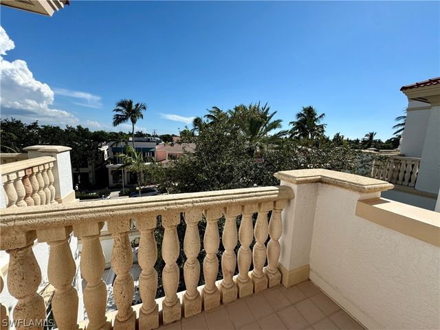 365 5th AVE S 303, Naples, FL 34102