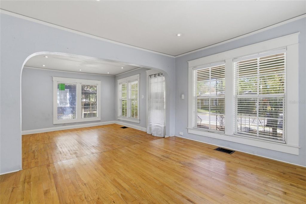 Image 8 of property listing at 917 E 26TH AVENUE, Tampa, FL 33605
