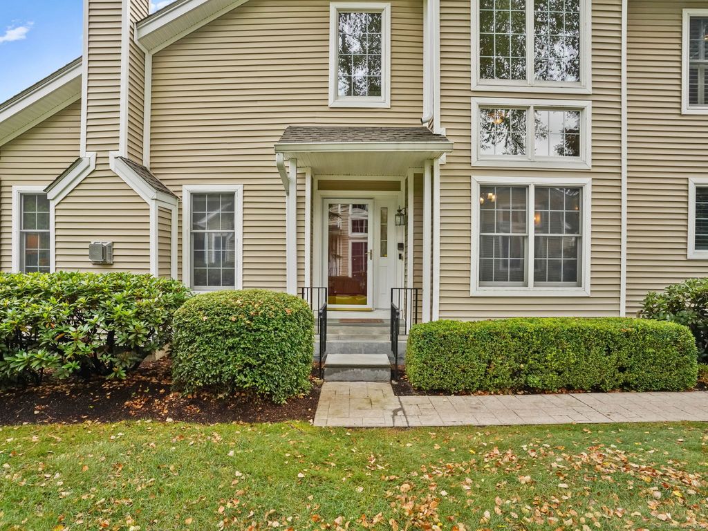 7 Regency Circle 7, Trumbull, CT 06611