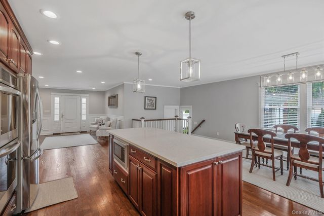 512 Heathcliff Drive, Seaford, NY 11783