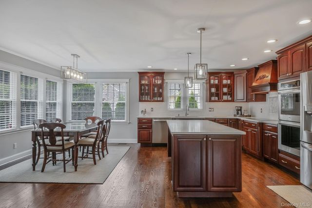 512 Heathcliff Drive, Seaford, NY 11783