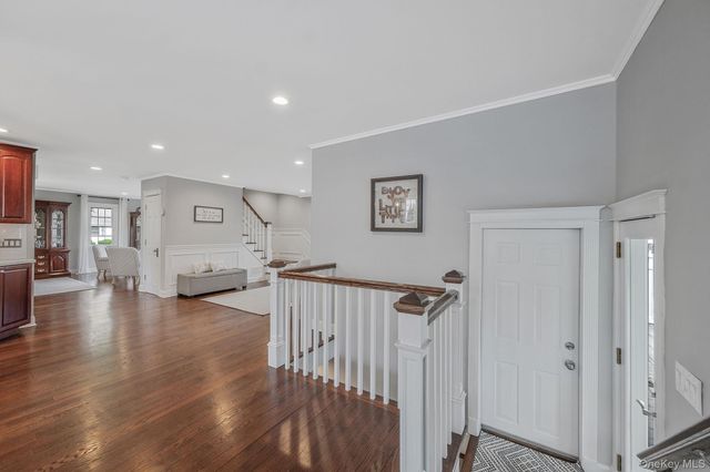 512 Heathcliff Drive, Seaford, NY 11783