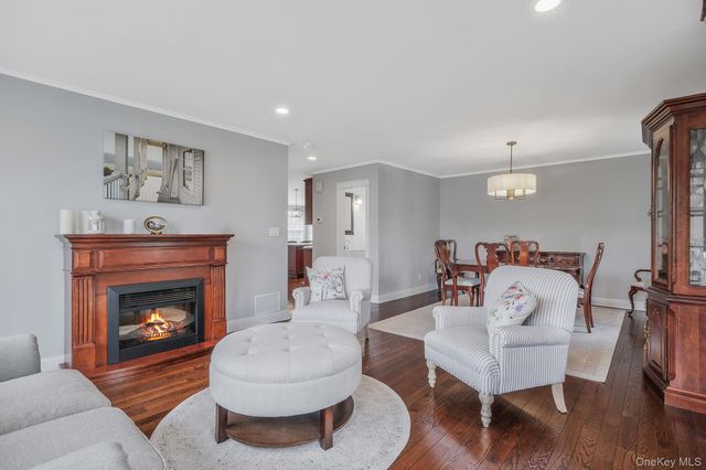 512 Heathcliff Drive, Seaford, NY 11783