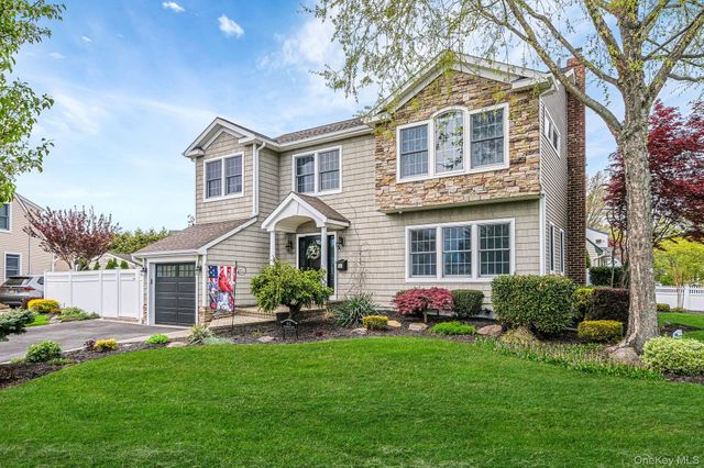 512 Heathcliff Drive, Seaford, NY 11783