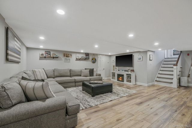 512 Heathcliff Drive, Seaford, NY 11783