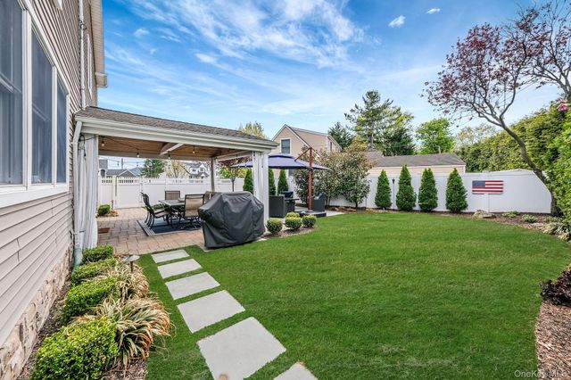 512 Heathcliff Drive, Seaford, NY 11783