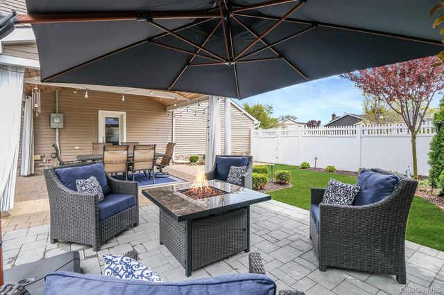 512 Heathcliff Drive, Seaford, NY 11783