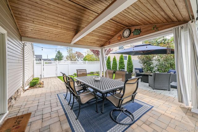 512 Heathcliff Drive, Seaford, NY 11783
