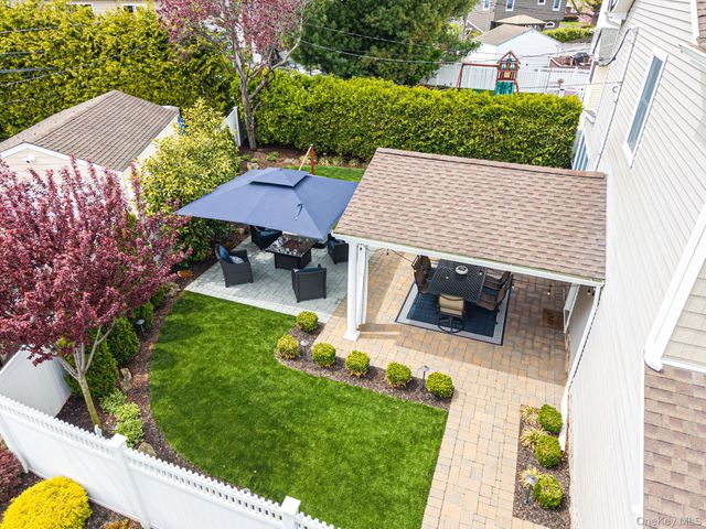 512 Heathcliff Drive, Seaford, NY 11783