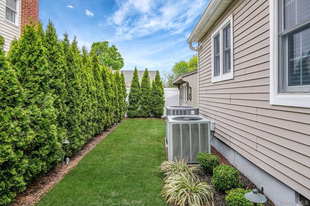 512 Heathcliff Drive, Seaford, NY 11783