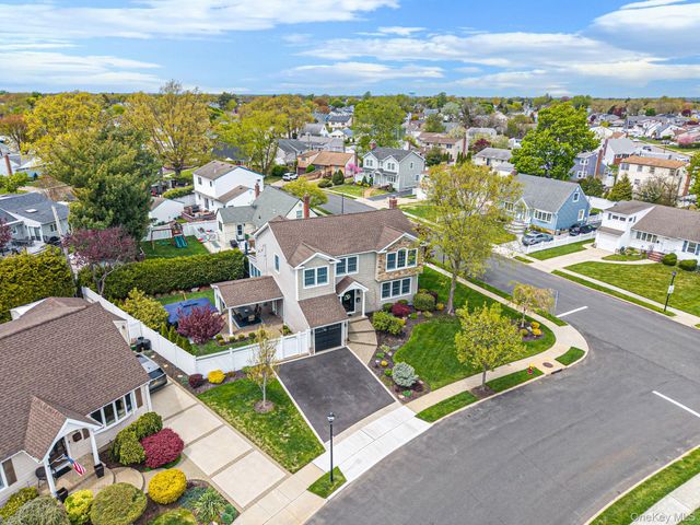 512 Heathcliff Drive, Seaford, NY 11783