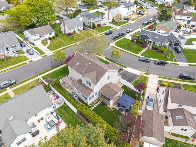 512 Heathcliff Drive, Seaford, NY 11783
