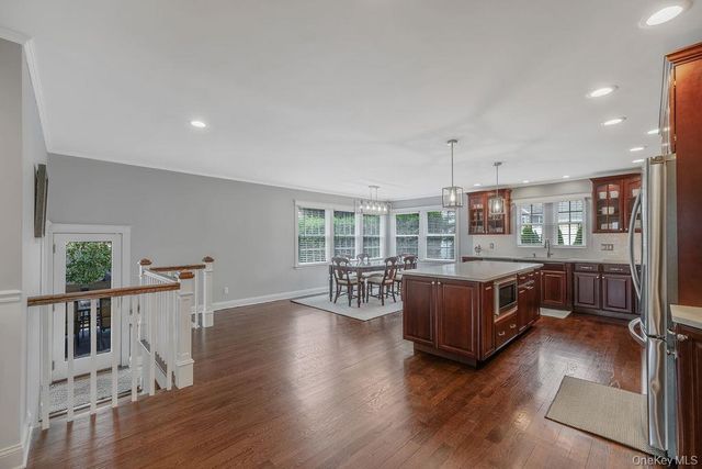 512 Heathcliff Drive, Seaford, NY 11783