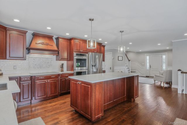 512 Heathcliff Drive, Seaford, NY 11783