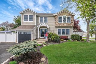 512 Heathcliff Drive, Seaford, NY 11783