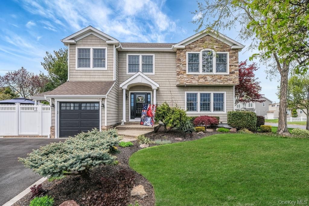 512 Heathcliff Drive, Seaford, NY 11783