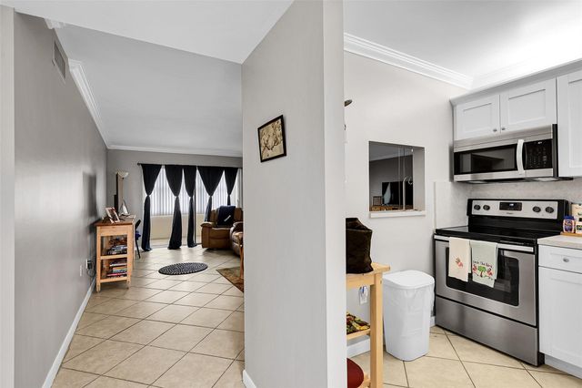 8861 Sunrise Lakes Blvd 305, Sunrise, FL 33322