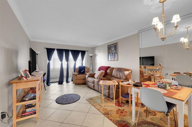 8861 Sunrise Lakes Blvd 305, Sunrise, FL 33322