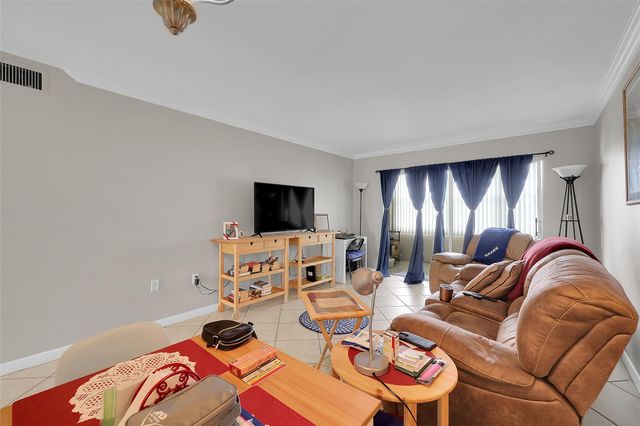 8861 Sunrise Lakes Blvd 305, Sunrise, FL 33322