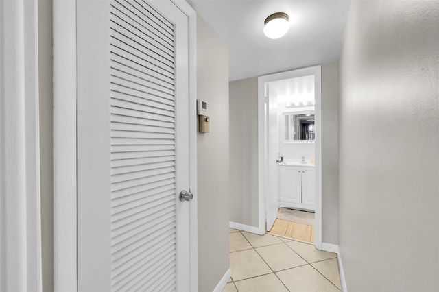 8861 Sunrise Lakes Blvd 305, Sunrise, FL 33322