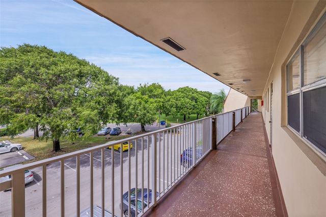 8861 Sunrise Lakes Blvd 305, Sunrise, FL 33322