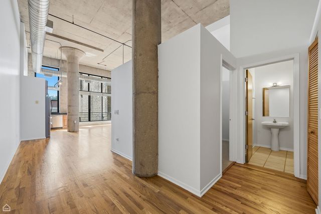 1934 N Washtenaw Avenue 207, Chicago, IL 60647