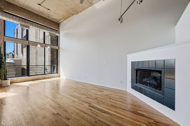 1934 N Washtenaw Avenue 207, Chicago, IL 60647