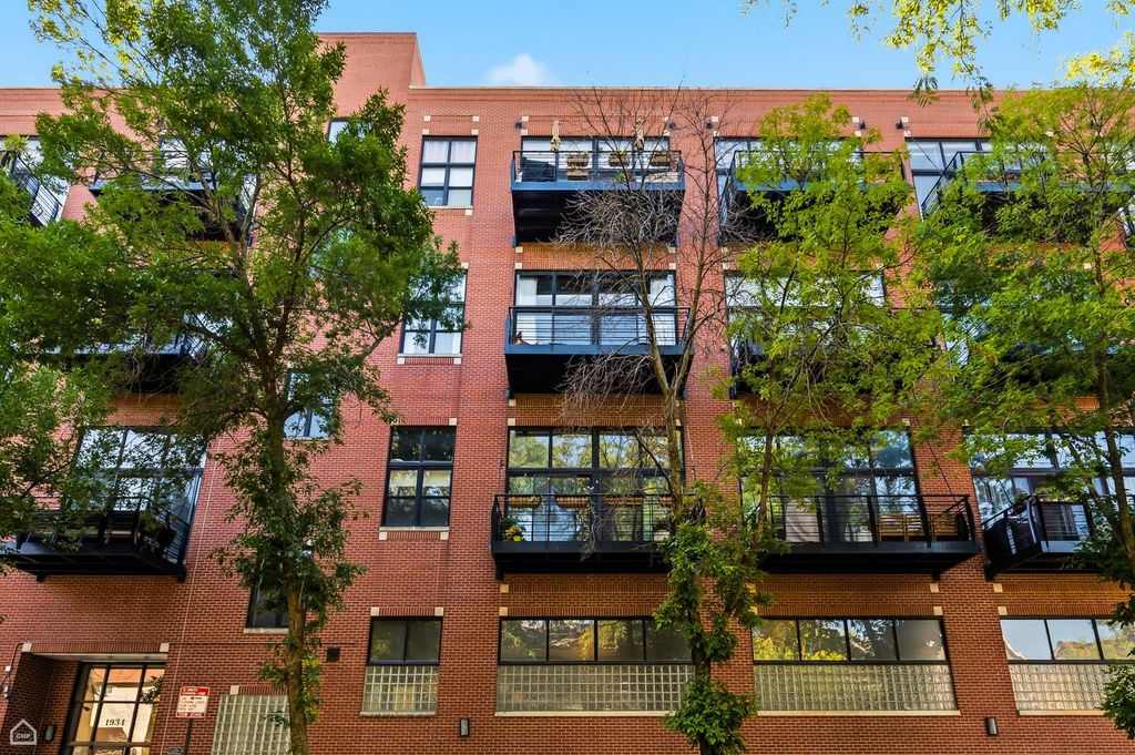 1934 N Washtenaw Avenue 207, Chicago, IL 60647