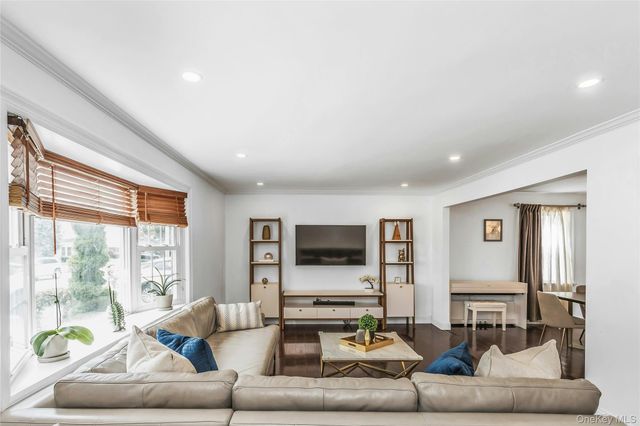 625 S 10th Street, New Hyde Park, NY 11040