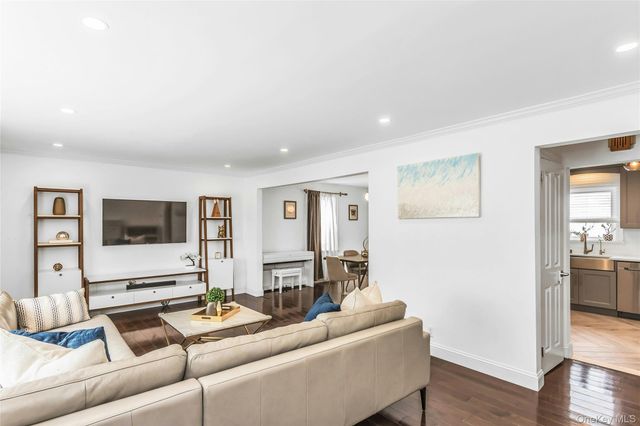 625 S 10th Street, New Hyde Park, NY 11040