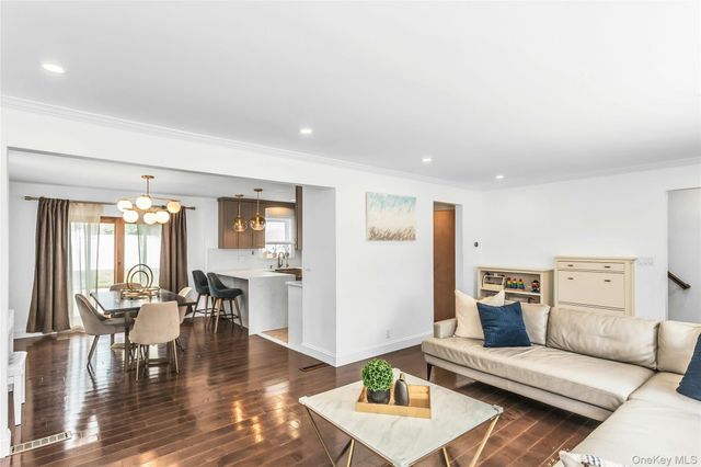 625 S 10th Street, New Hyde Park, NY 11040