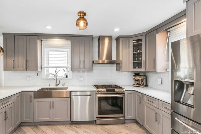 625 S 10th Street, New Hyde Park, NY 11040