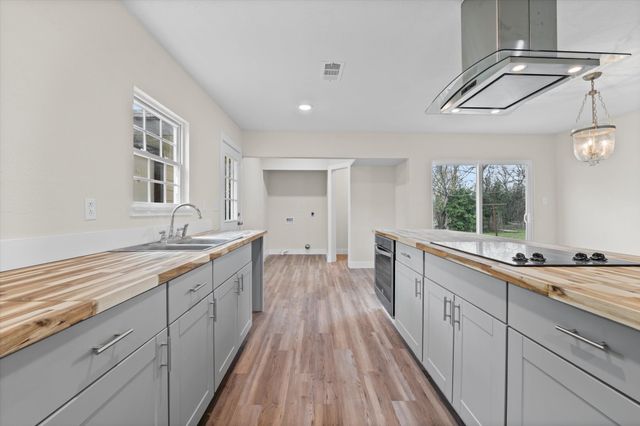 711 E Cowan Avenue, Mart, TX 76664