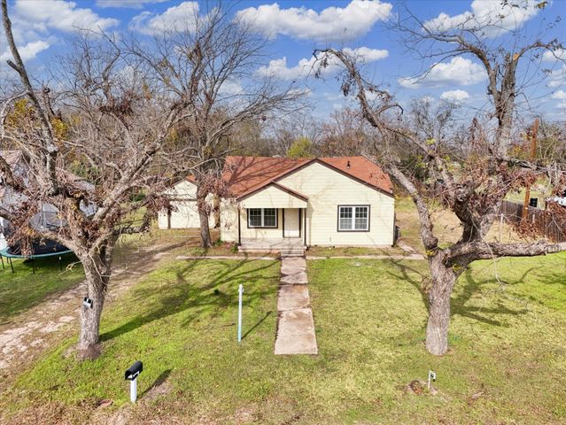 711 E Cowan Avenue, Mart, TX 76664