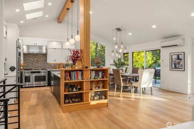 12422 68th Avenue NE, Kirkland, WA 98034