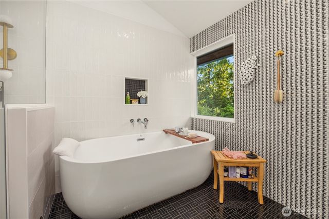 12422 68th Avenue NE, Kirkland, WA 98034