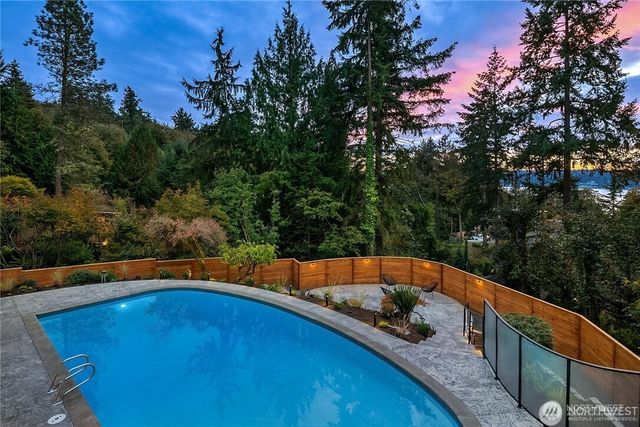 12422 68th Avenue NE, Kirkland, WA 98034