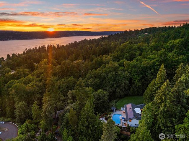 12422 68th Avenue NE, Kirkland, WA 98034