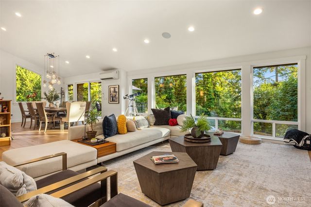 12422 68th Avenue NE, Kirkland, WA 98034