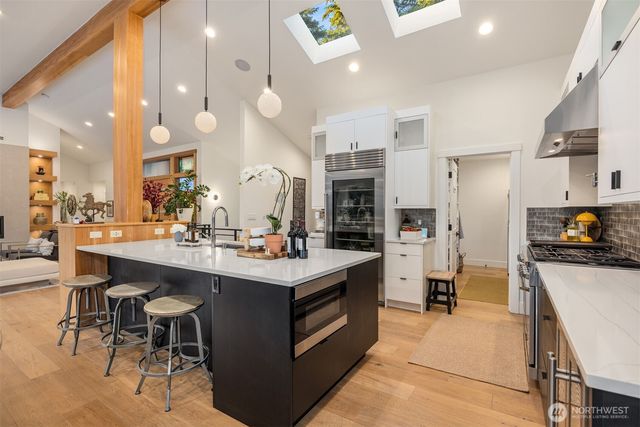 12422 68th Avenue NE, Kirkland, WA 98034