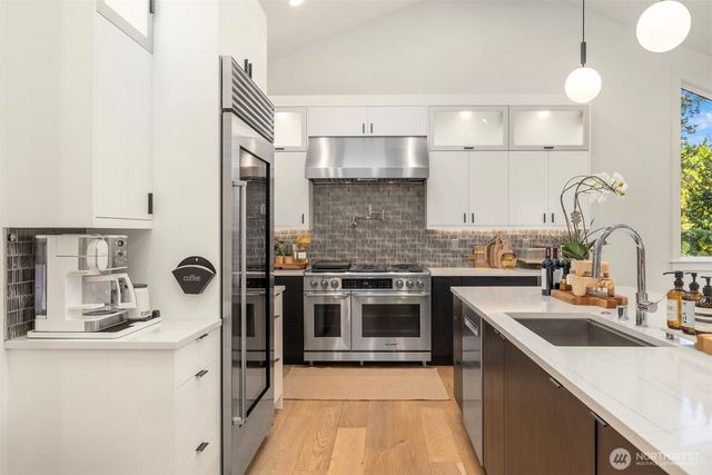 12422 68th Avenue NE, Kirkland, WA 98034