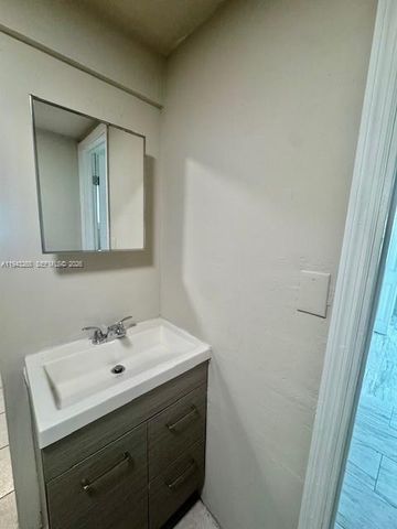 260 SW 8th Ave B, Hallandale Beach, FL 33009