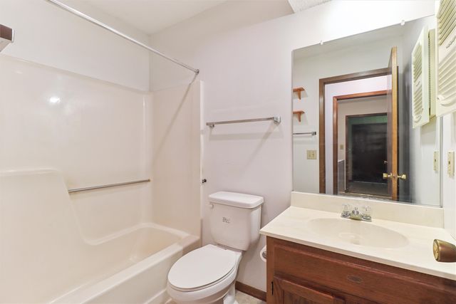 1252 49th Street 4, West Des Moines, IA 50266