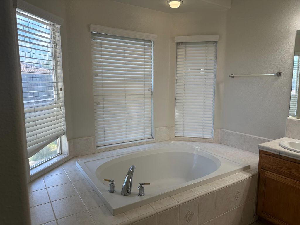 Image 14 of property listing at 2523 E Cole Avenue, Fresno, CA 93720