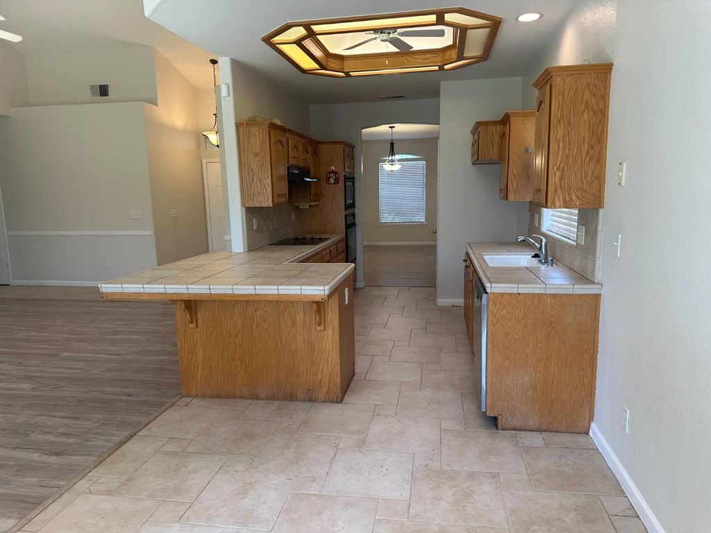 Image 7 of property listing at 2523 E Cole Avenue, Fresno, CA 93720
